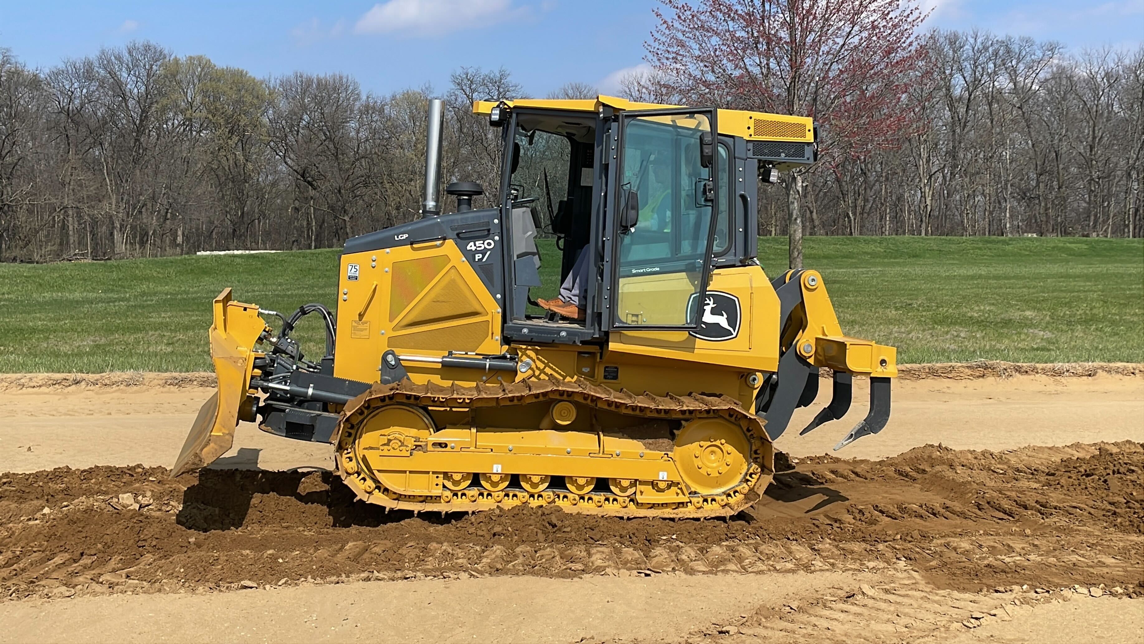 John Deere 450 P dozer on dirt course