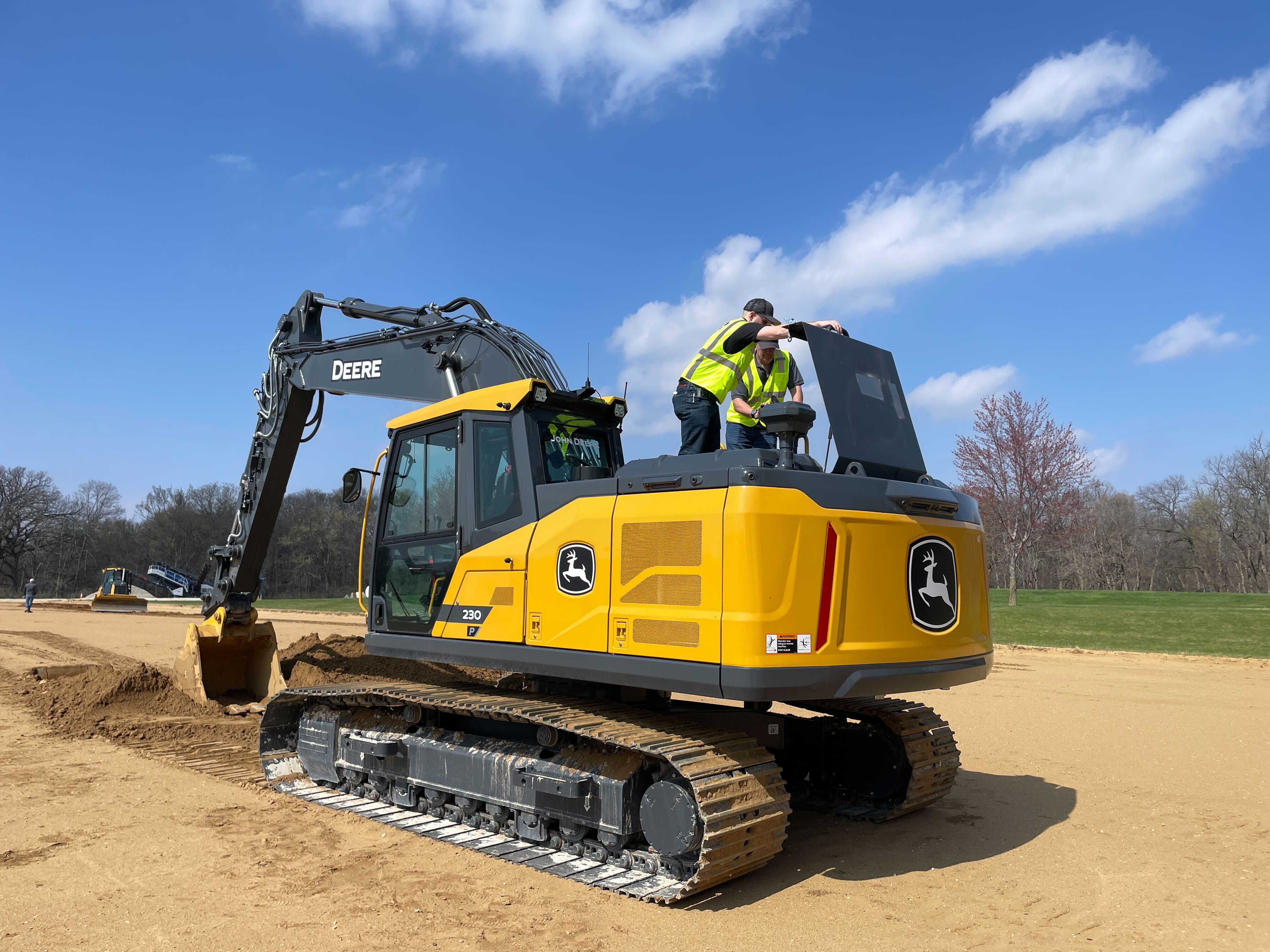 John Deere 230 P excavator with open upper access panel